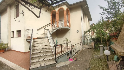 Foto Villa bifamiliare a Chiusi di 191 m² con 9 locali in vendita