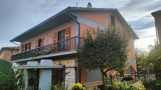 Foto Villa bifamiliare a Chiusi di 325 m² con 20 locali in vendita