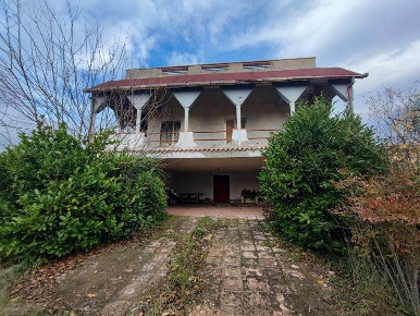 Foto Villa unifamiliare a Tito di 250 m² con 8 locali in vendita