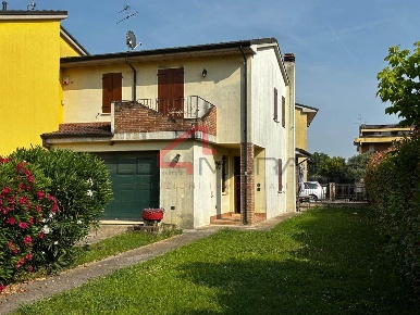 Foto Villa bifamiliare a Nogara Centro di 120 m² con 6 locali in vendita