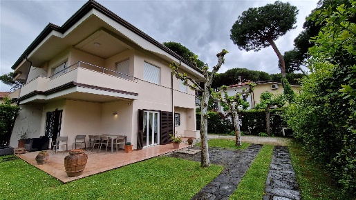 Foto Villa unifamiliare in via Felice Carena 22, Forte dei Marmi di 200 m²