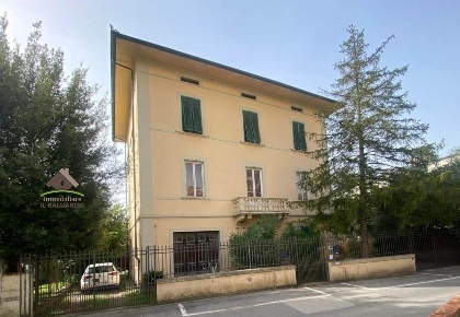 Foto Villa unifamiliare a Porcari di 450 m² con 15 locali in vendita