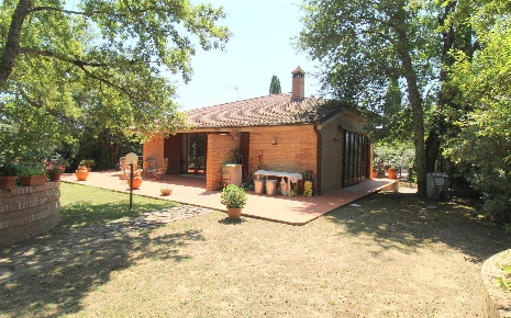Foto Villa unifamiliare a Castelnuovo Berardenga di 298 m² con 14 locali