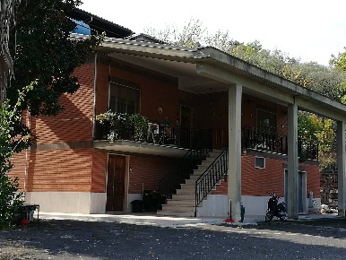 Foto Villa unifamiliare in Via Lagone, Sonnino di 364 m² con 20 locali