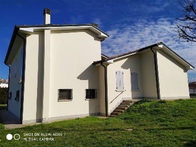 Foto Villa unifamiliare a Gonzaga Centro di 225 m² con 8 locali in vendita