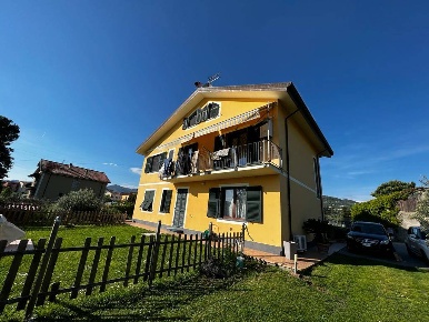 Foto Villa bifamiliare a Bolano Ceparana Carpena di 253 m² con 8 locali