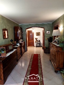 Foto Villa unifamiliare a Gonzaga di 450 m² con 8 locali in vendita