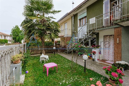 Foto Villa bifamiliare a Due Carrare Centro di 124 m² con 6 locali