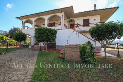 Foto Villa unifamiliare a Gavorrano Grilli di 314 m² con 9 locali