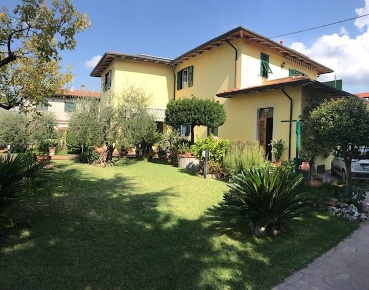 Foto Villa bifamiliare a Luni Casano Dogana Isola di 260 m² con 12 locali