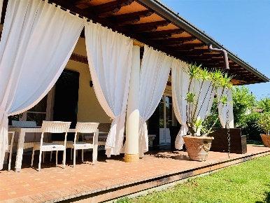 Foto Villa unifamiliare a Forte dei Marmi di 350 m² con 15 locali