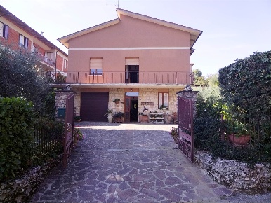 Foto Villa unifamiliare a Città della Pieve Centro di 220 m² con 8 locali