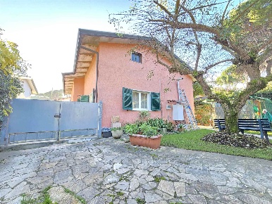 Foto Villa unifamiliare a Forte dei Marmi Centro di 130 m² con 11 locali