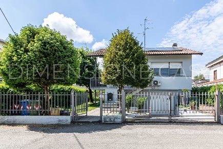 Foto Villa unifamiliare a Cavezzo Centro di 130 m² con 6 locali in vendita
