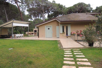 Foto Villa unifamiliare a Castiglione della Pescaia di 270 m² con 8 locali