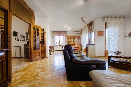 Foto Appartamento a Monteroni d'Arbia Centro di 187 m² con 7 locali