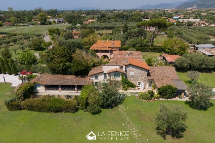 Foto Villa unifamiliare a Forte dei Marmi Centro di 300 m² con 10 locali