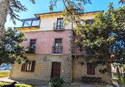 Foto Villa unifamiliare a Città della Pieve Moiano di 530 m² con 18 locali