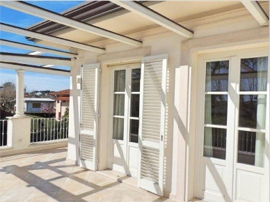 Foto Villa bifamiliare a Forte dei Marmi Vittoria Apuana di 200 m²