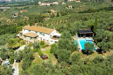 Foto Villa unifamiliare a Lamporecchio di 558 m² con 14 locali in vendita
