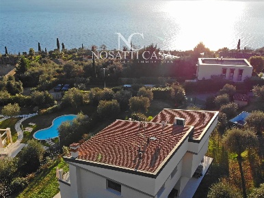 Foto Villa unifamiliare a Toscolano-Maderno di 243 m² con 7 locali