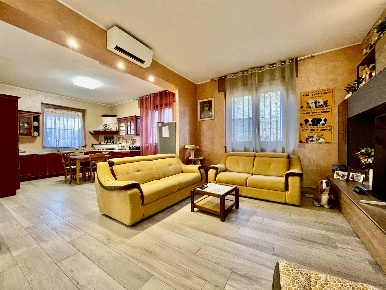 Foto Villa bifamiliare a Lazzate di 248 m² con 6 locali in vendita