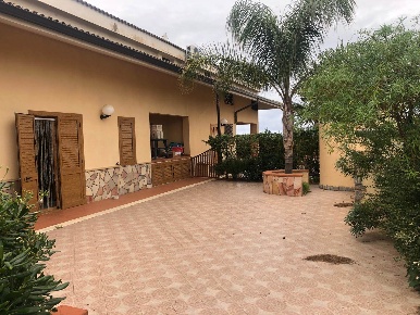 Foto Villa bifamiliare a Campofelice di Roccella di 150 m² con 6 locali