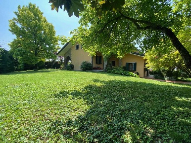 Foto Villa unifamiliare a Due Carrare Terradura di 438 m² con 8 locali