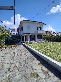 Foto Villa bifamiliare a Forte dei Marmi Vittoria Apuana di 140 m²
