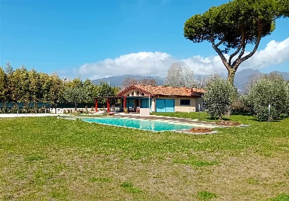 Foto Villa unifamiliare a Forte dei Marmi Vaiana di 300 m² con 10 locali