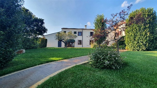 Foto Villa unifamiliare a Noventa Vicentina Centro di 570 m² con 13 locali