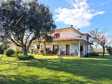 Foto Villa unifamiliare a Castagneto Carducci di 312 m² con 10 locali