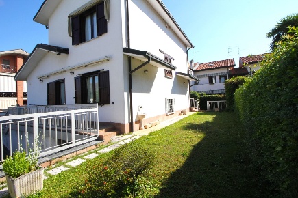 Foto Villa singola in Via dei mille 11, Gorla Minore di 255 m² con 4 locali