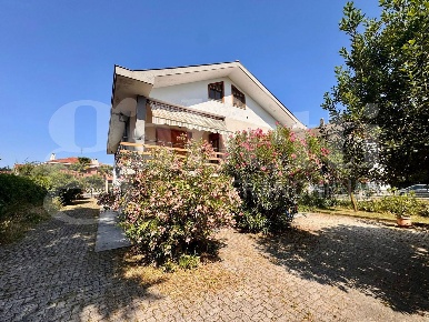 Foto Villa singola in dei Tigli, Bruino di 300 m² con 6 locali in vendita