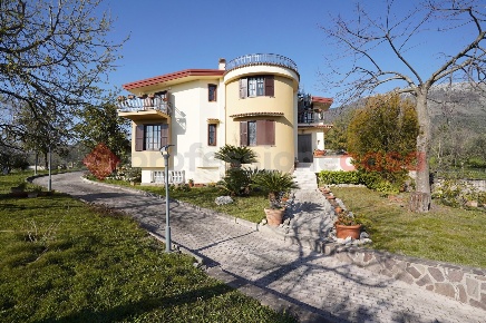 Foto Villa singola in Via Sprumaro snc, Cervaro di 450 m² con 5 locali