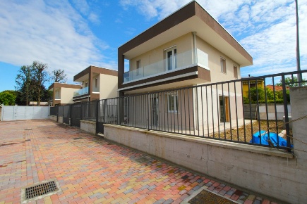 Foto Villa a schiera in Via ortigara 11, Gorla Minore di 158 m² in vendita