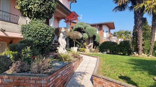 Foto Villa singola a Brembate Grignano di 221 m² con 10 locali in vendita