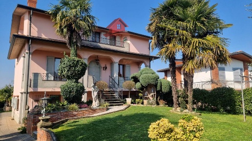 Foto Villa singola a Brembate Grignano di 221 m² con 10 locali in vendita