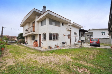 Foto Villa singola a Inveruno Centro di 325 m² con 4 locali in vendita