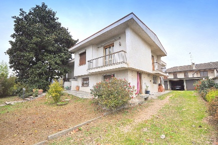 Foto Villa singola a Inveruno Centro di 325 m² con 4 locali in vendita