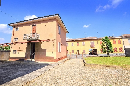 Foto Villa unifamiliare in garibaldi, Inveruno Centro di 146 m² in vendita