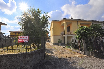 Foto Villa unifamiliare a Inveruno Centro di 150 m² con 6 locali in vendita