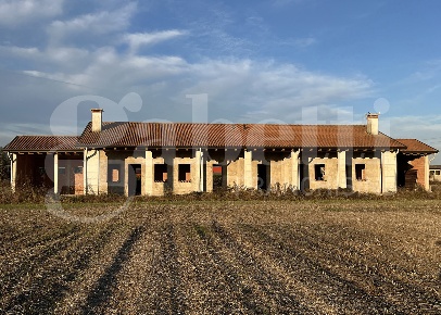 Foto Villa bifamiliare a Brugine di 300 m² con 8 locali in vendita
