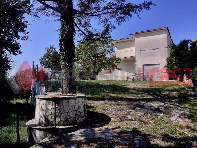 Foto Villa unifamiliare in PITERNIS, Cervaro Centro di 250 m² in vendita