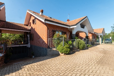 Foto Villa singola in Via Volvera 73/2, Bruino di 355 m² con 8 locali