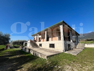 Foto Villa singola in Via Vergini snc, Alife di 300 m² con 5 locali
