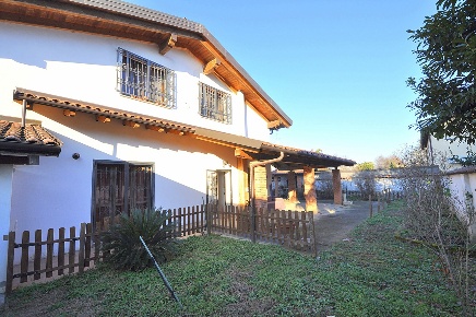 Foto Villa unifamiliare a Inveruno Furato di 319 m² con 8 locali in vendita