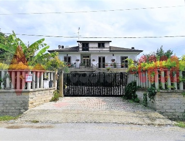 Foto Villa unifamiliare in Via Macerine 69/A, Cervaro Marandola di 350 m²