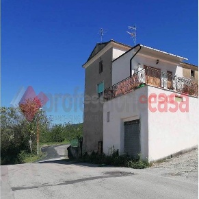 Foto Villa bifamiliare in Via Sprumaro 38, Cervaro Centro di 110 m²