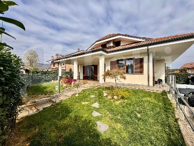 Foto Villa unifamiliare in Rivoli, Bruino di 300 m² con 5 locali in vendita